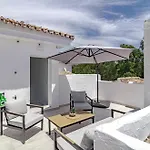 Lnm5.30 - Great Location With Private Roof Terrace *