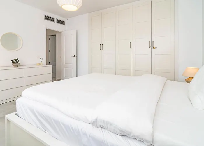 Lnm5.30 - Great Location With Private Roof Terrace Apartment *